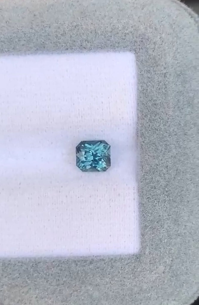 Saphir Teal • 1,09ct • taille radiant • vue principale de face • pierre précieuse naturelle • non chauffée | Bonnot Paris