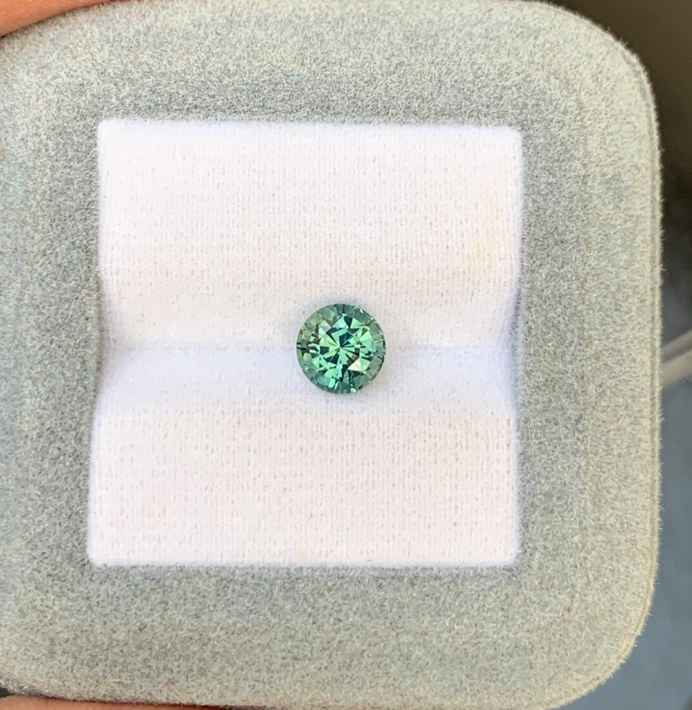 Saphir Teal 1,62ct, originaire de Madagascar, qualité Eye Clean, vue principale | Bonnot Paris