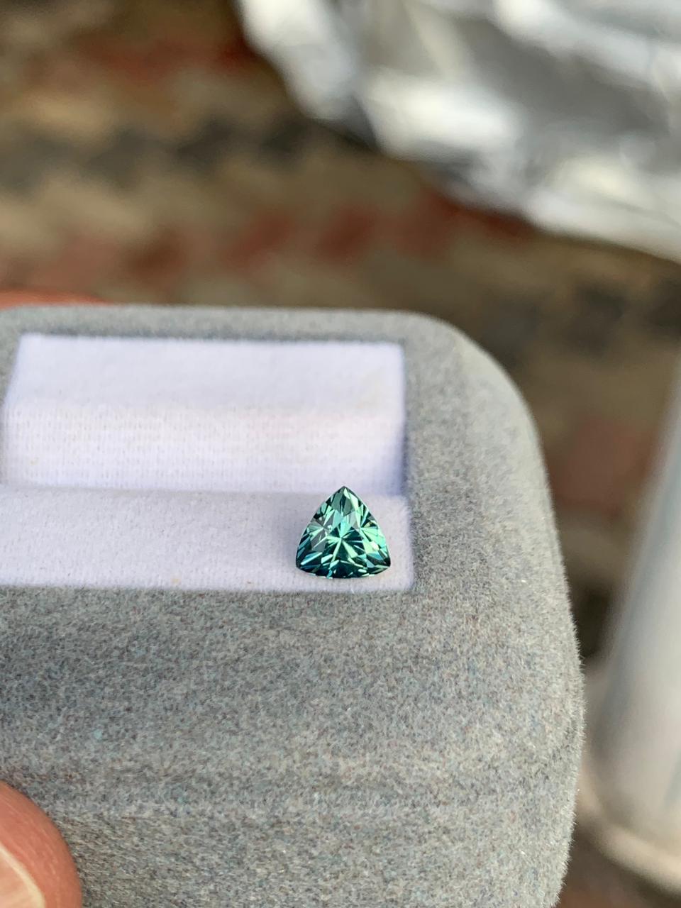 Saphir Teal 1,15ct, originaire de Madagascar, qualité Eye Clean, vue principale | Bonnot Paris