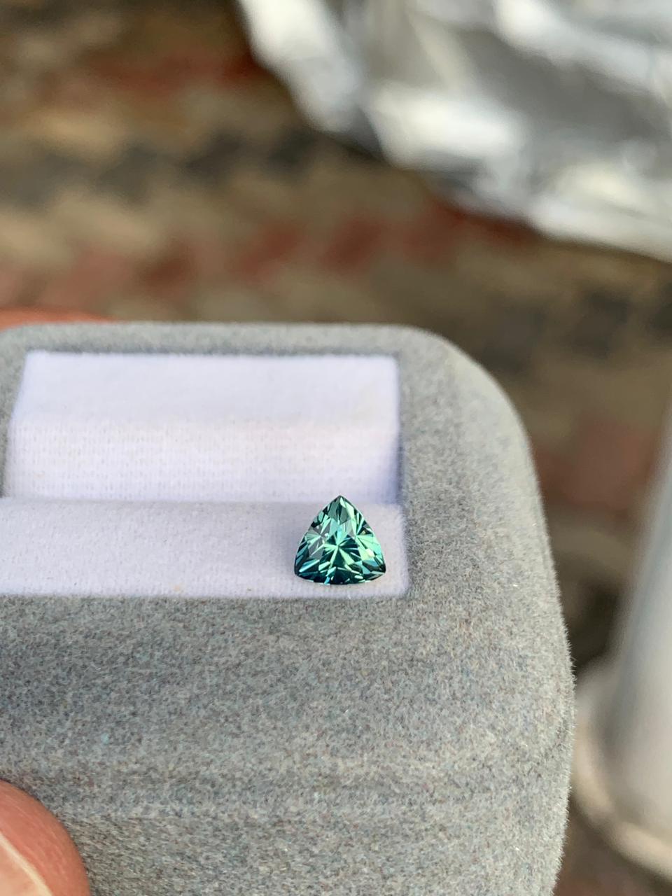 Saphir Teal 1,15ct, originaire de Madagascar, qualité Eye Clean, vue détail | Bonnot Paris