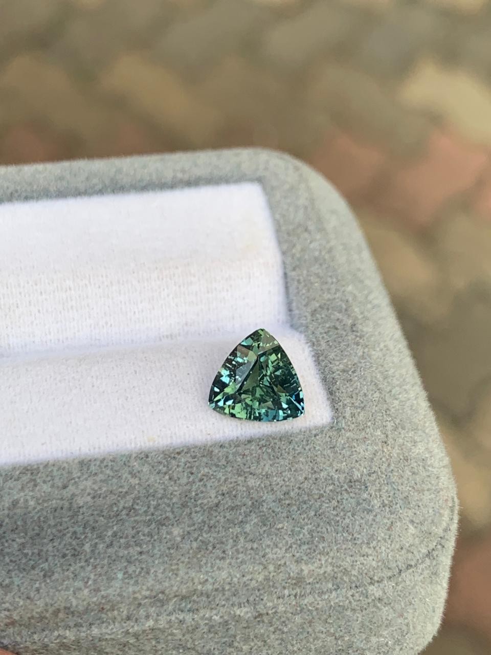 Saphir Teal 2,10ct, originaire de Madagascar, qualité Eye Clean, vue principale | Bonnot Paris