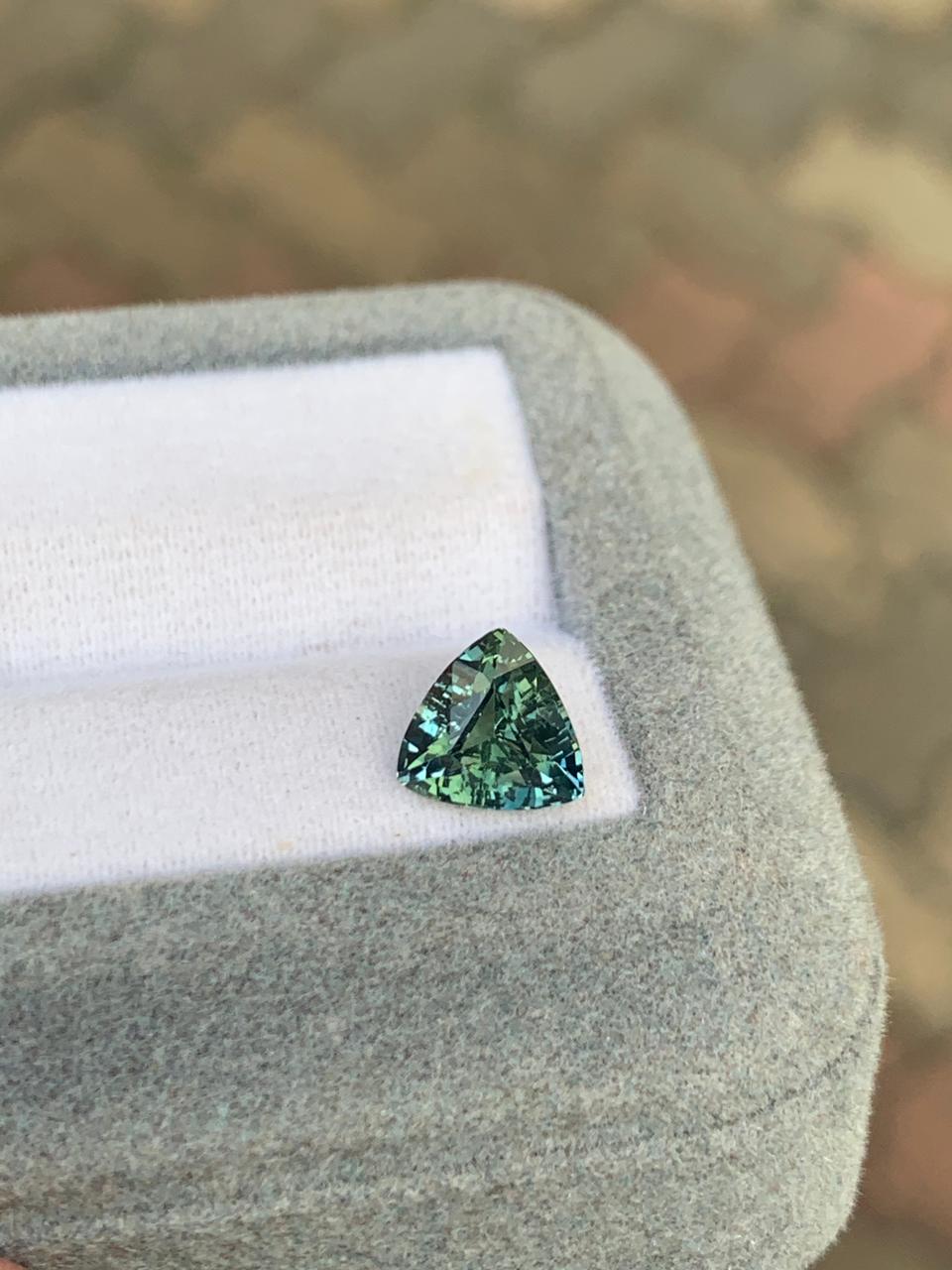 Saphir Teal 2,10ct, originaire de Madagascar, qualité Eye Clean, vue détail | Bonnot Paris