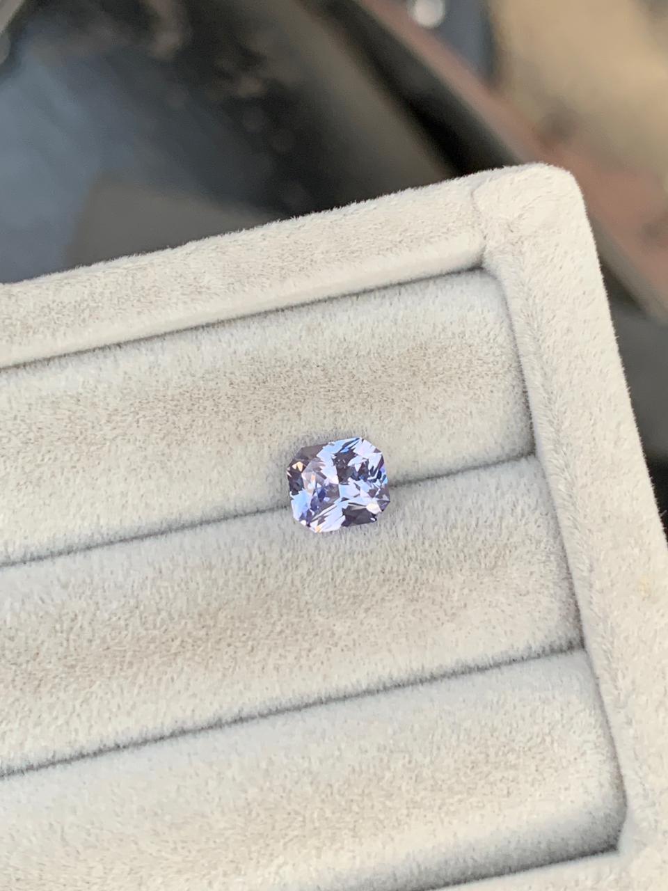 Saphir Violet • 1,50ct • originaire de Madagascar • Eye Clean certifiée • vue principale de face • pierre précieuse naturelle • non chauffée | Bonnot Paris