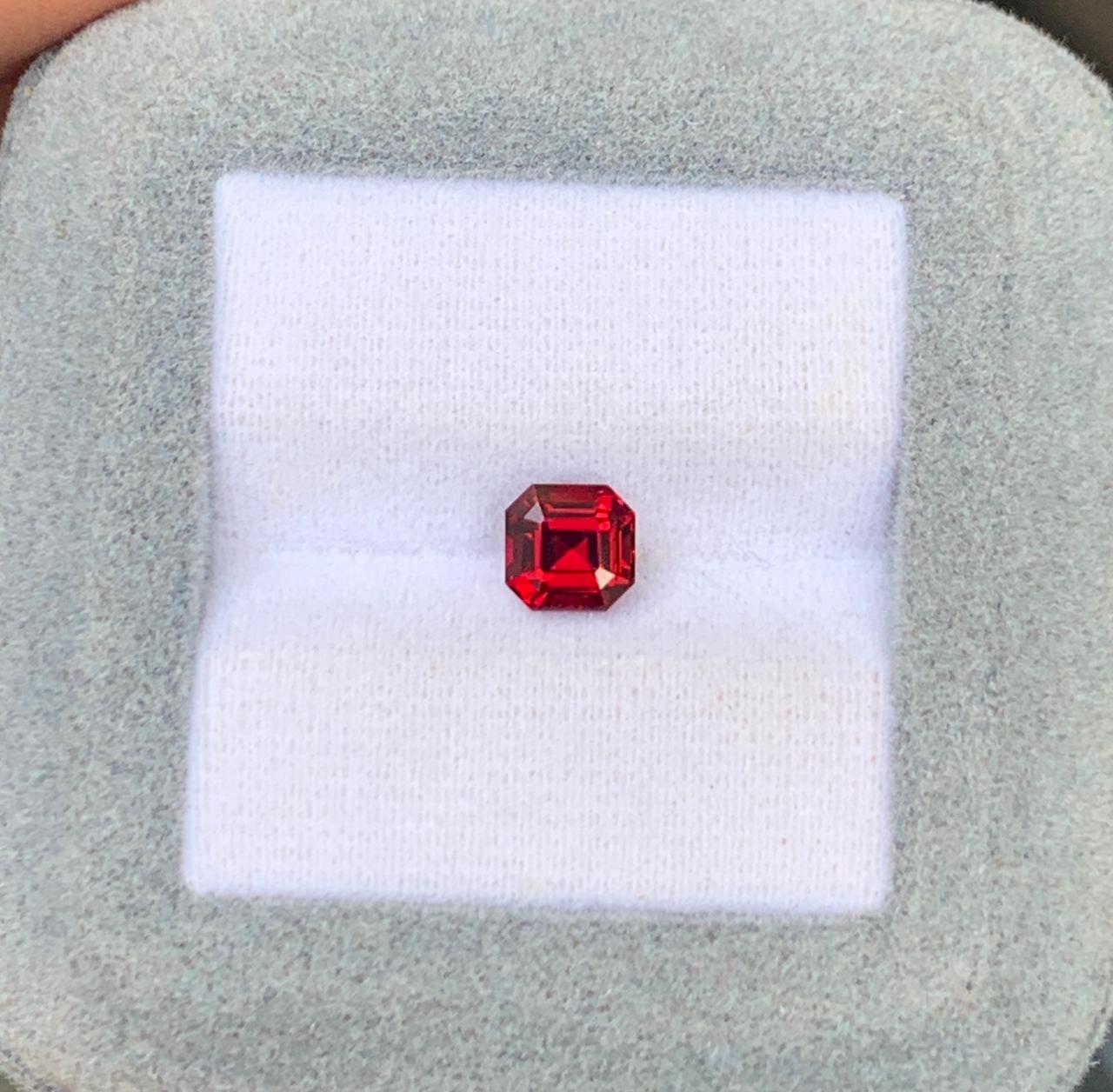 Spinelle Rouge • 1,09ct • taille emeraude • Eye Clean certifiée • vue principale de face • pierre précieuse naturelle • non chauffée | Bonnot Paris