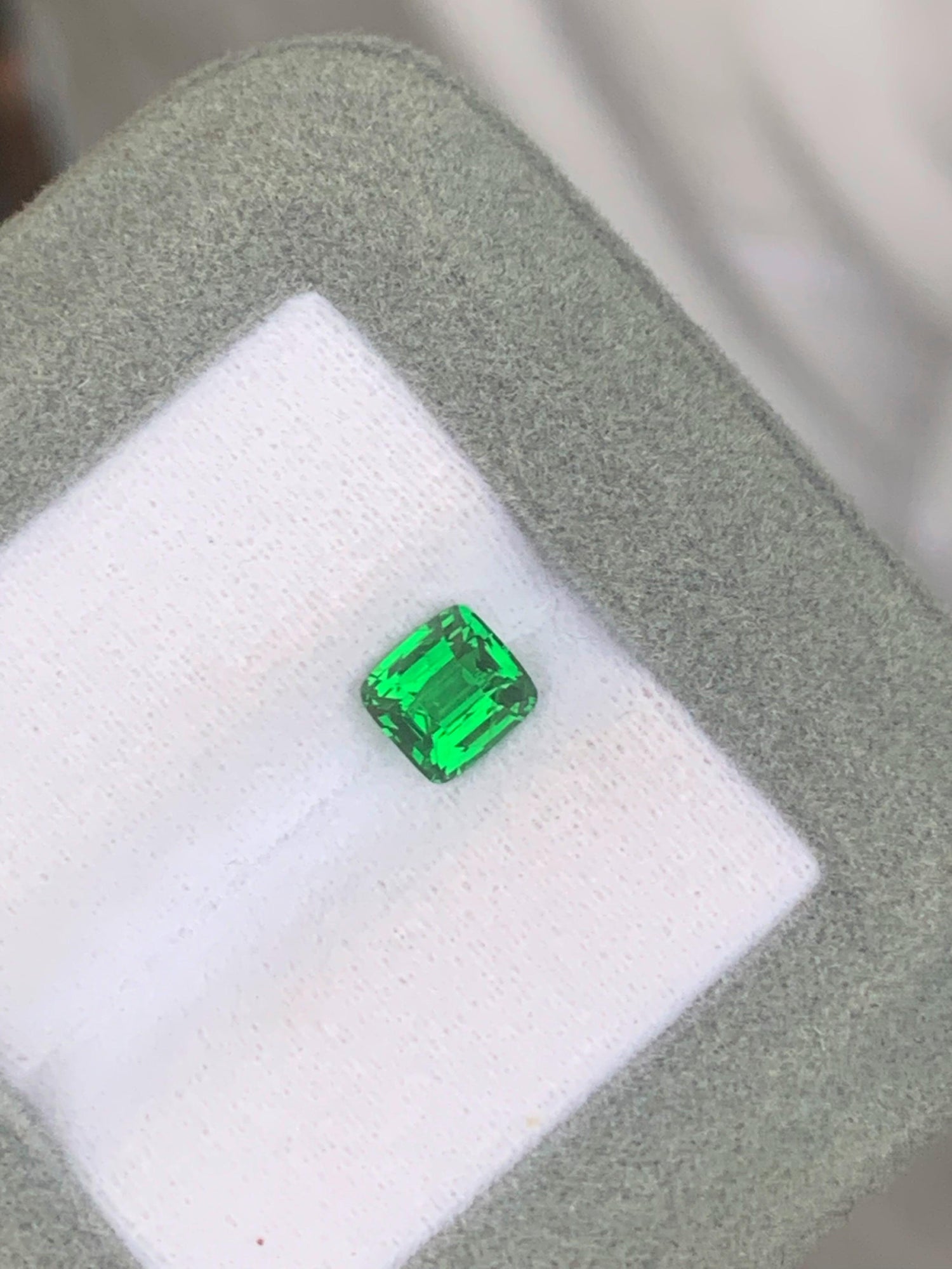 tsavorite-coussin-carré-1-06ct-photo-1