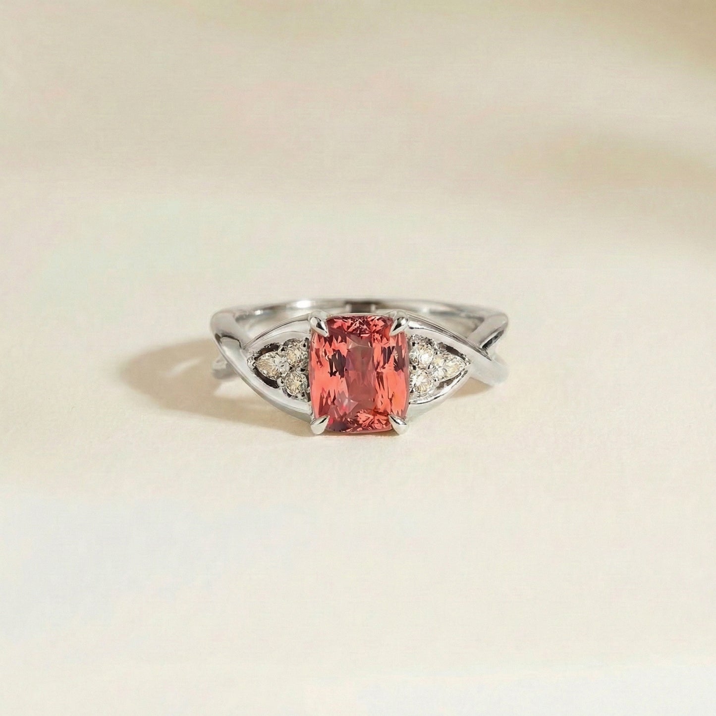 Anel Safira Padparadscha Moderno - vista detalhada | Joalheria Bonnot Paris — Bonnot Paris