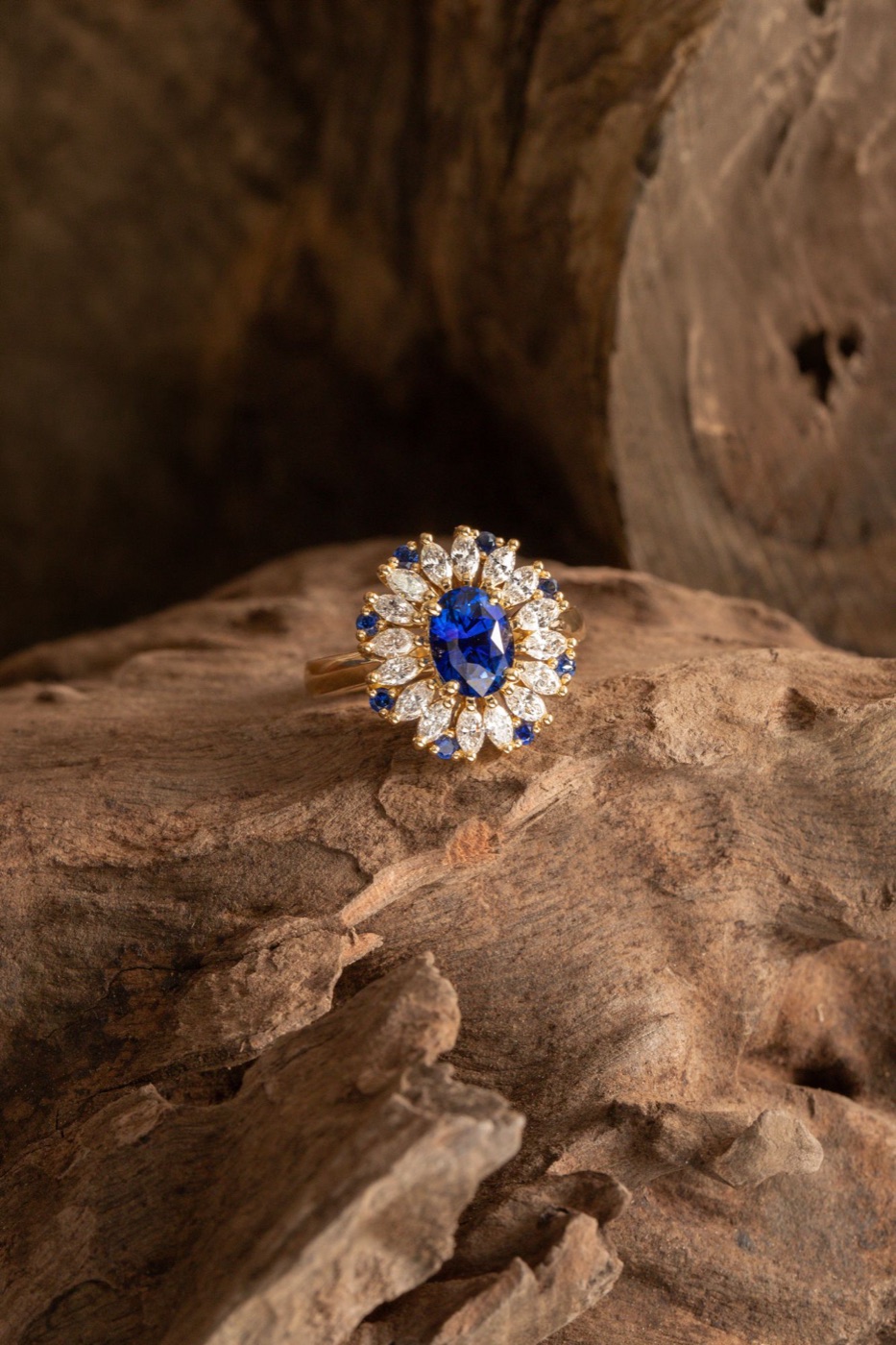 Bague saphir bleu et diamants sur bois brut — pierre sourcée par Bonnot Paris